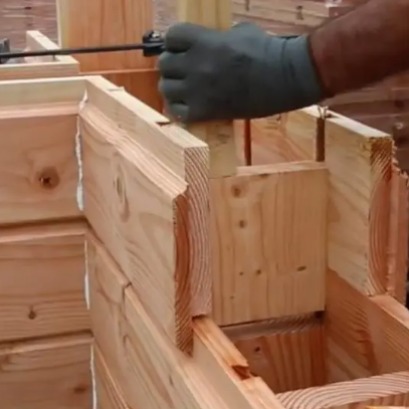 The wooden brick that makes construction easier for bricklayers: it insulates from the cold and is placed easily like Lego